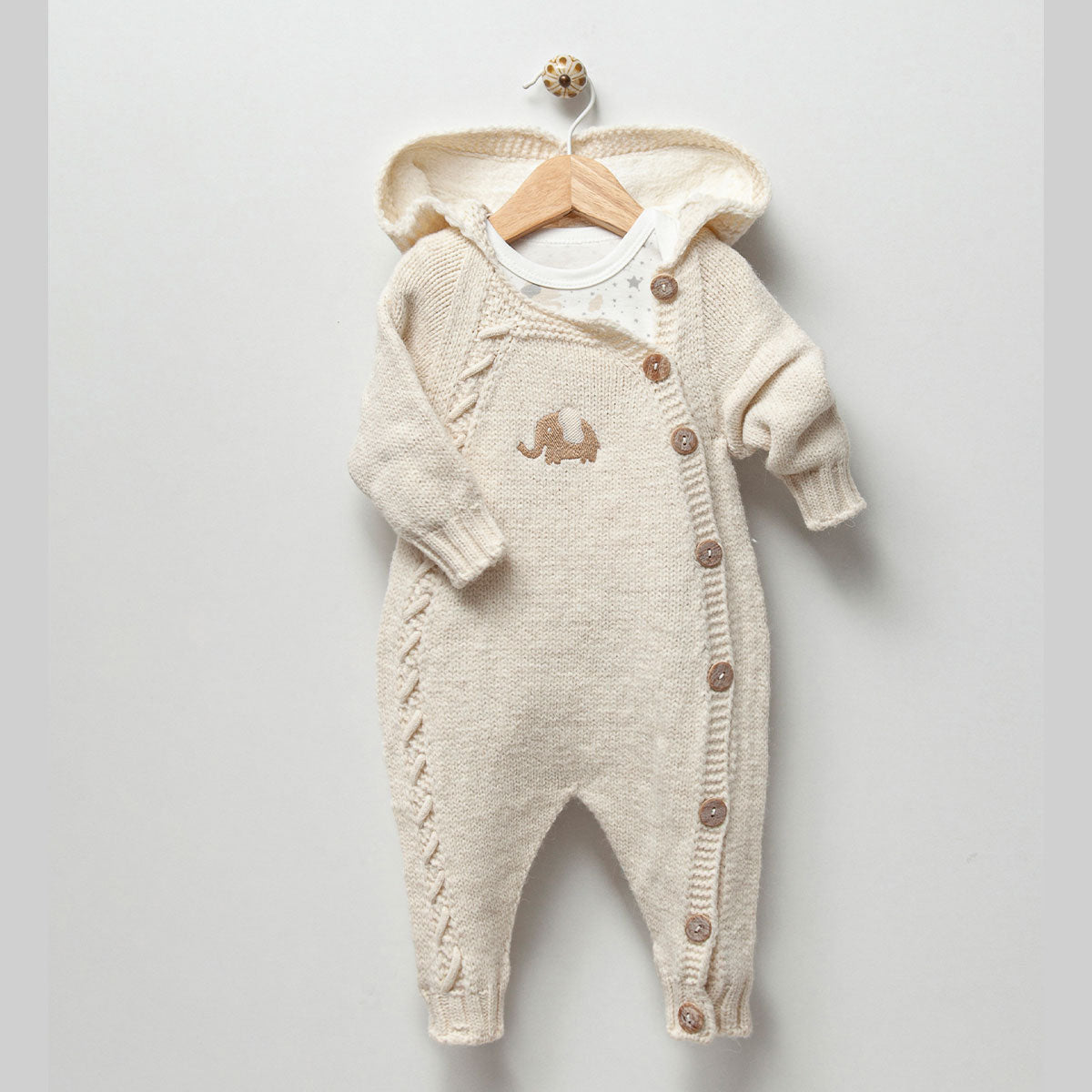 Gestrickter Strampler mit Kaupze