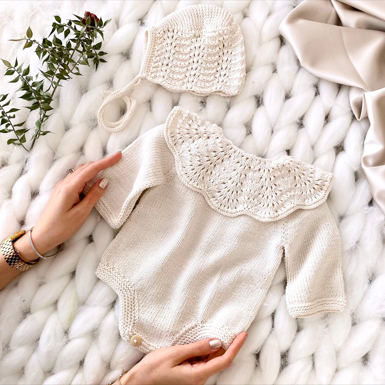 Strickstrampler mit Kragen und Mütze