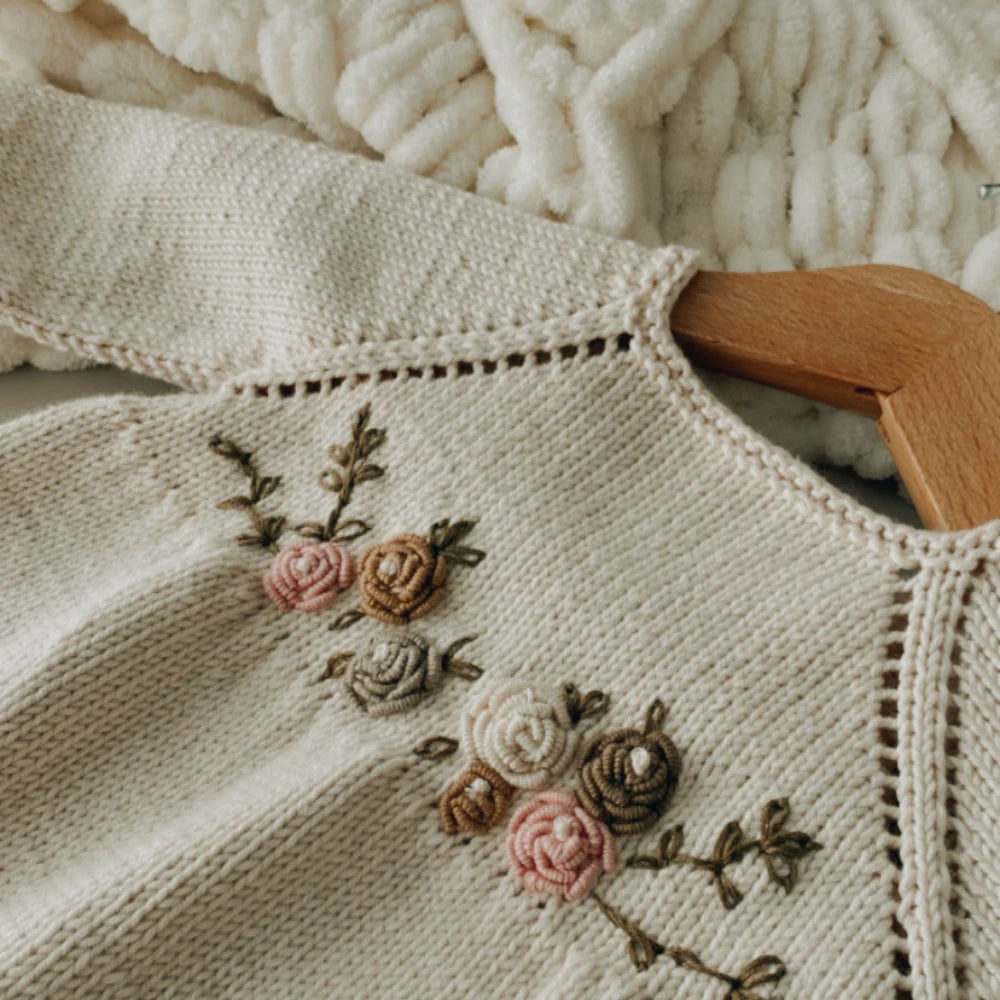 Strickstrampler mit Blümchen